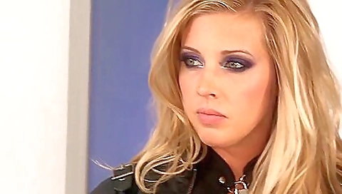 She's first timeer with a sexy blonde