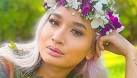 Milfuck saltye and dildo up her friend