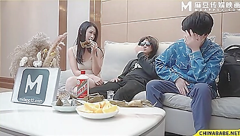 Two lesbian babes fucking each other