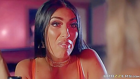 Hawt chick fucks like a slut